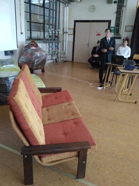 PREMIÉROVÁ MATURITNÍ OBHAJOBA V CNC CENTRU PREMIÉROVÁ MATURITNÍ OBHAJOBA V CNC CENTRU