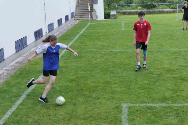 MÍČ – KULATÝ NESMYSL? MÍČ – KULATÝ NESMYSL?