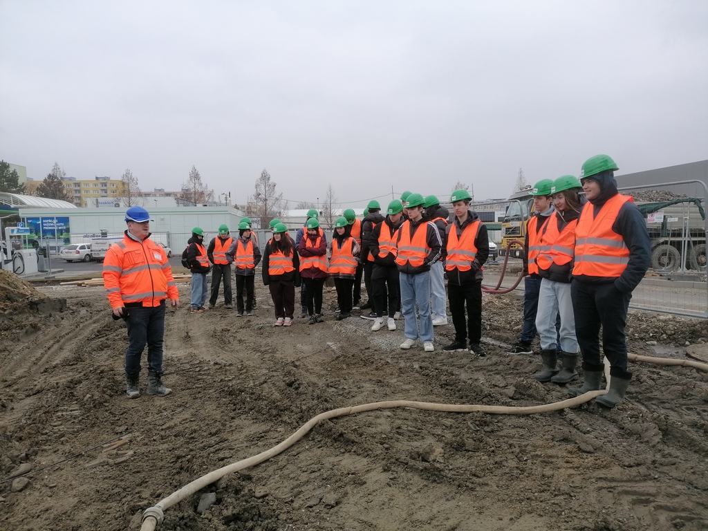 PROCHÁZKA NÁKUPNÍM CENTREM PROCHÁZKA NÁKUPNÍM CENTREM
