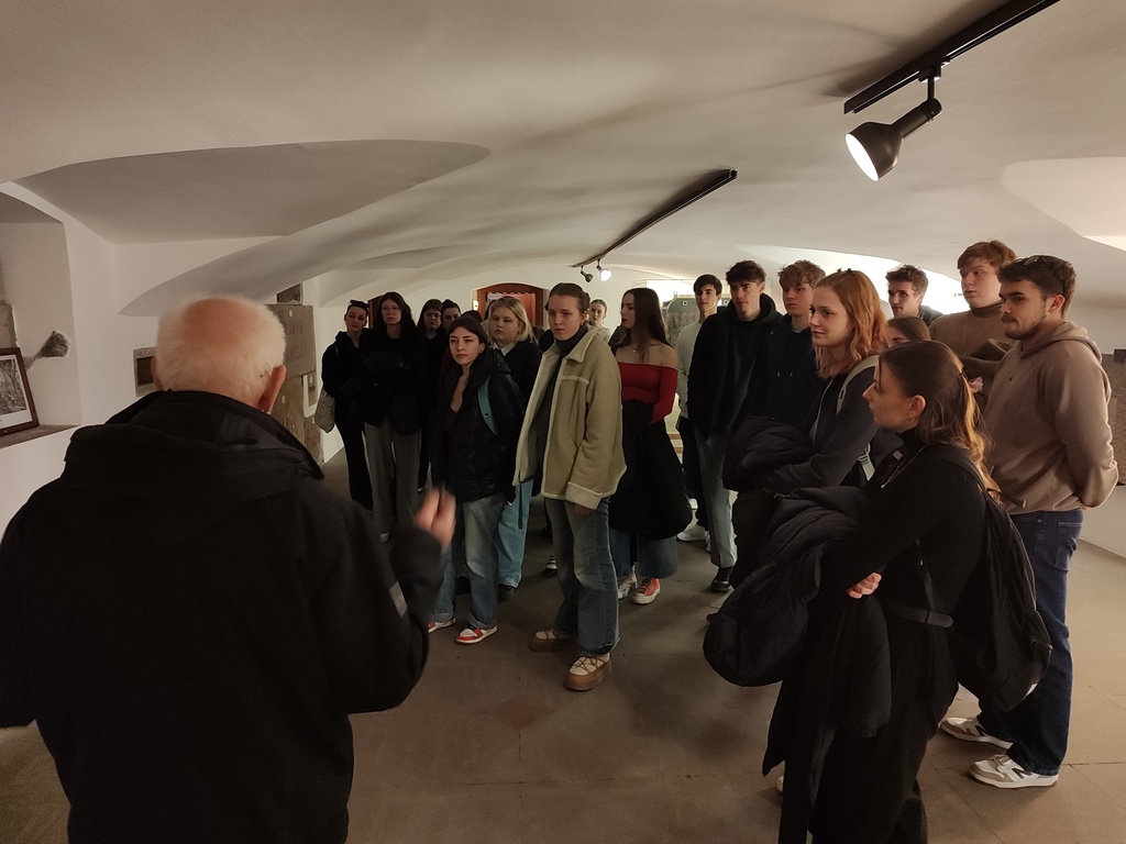 KRÁTKÁ EXKURZE DO UMĚNÍ DLOUHÉHO STOLETÍ
