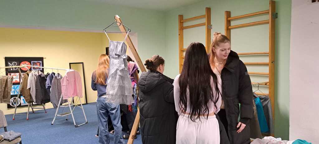 KRÁTKÁ EXKURZE DO UMĚNÍ DLOUHÉHO STOLETÍ