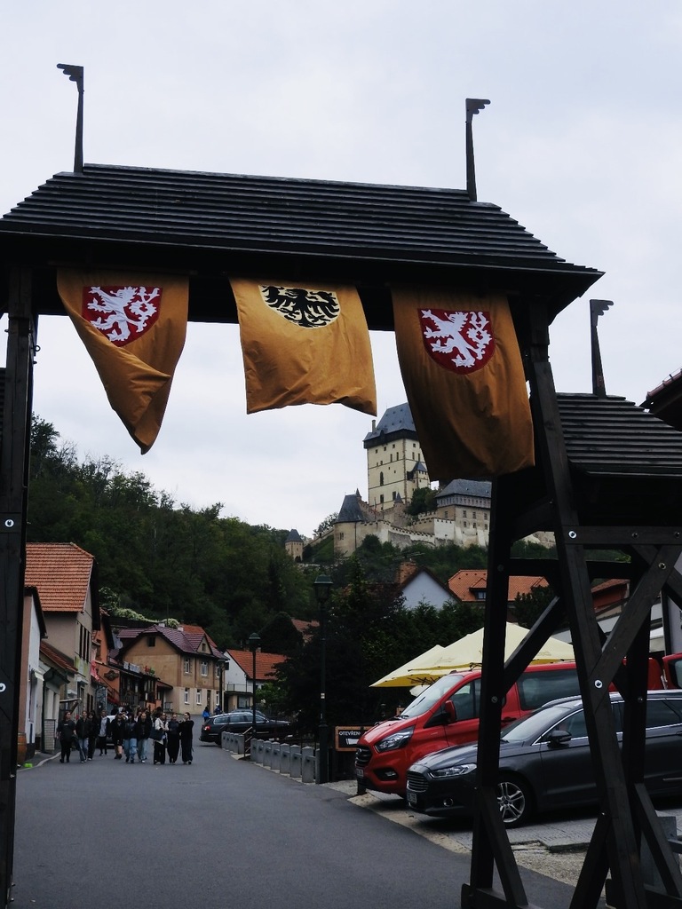 Z KARLŠTEJNA DO NIŽBORU Z KARLŠTEJNA DO NIŽBORU