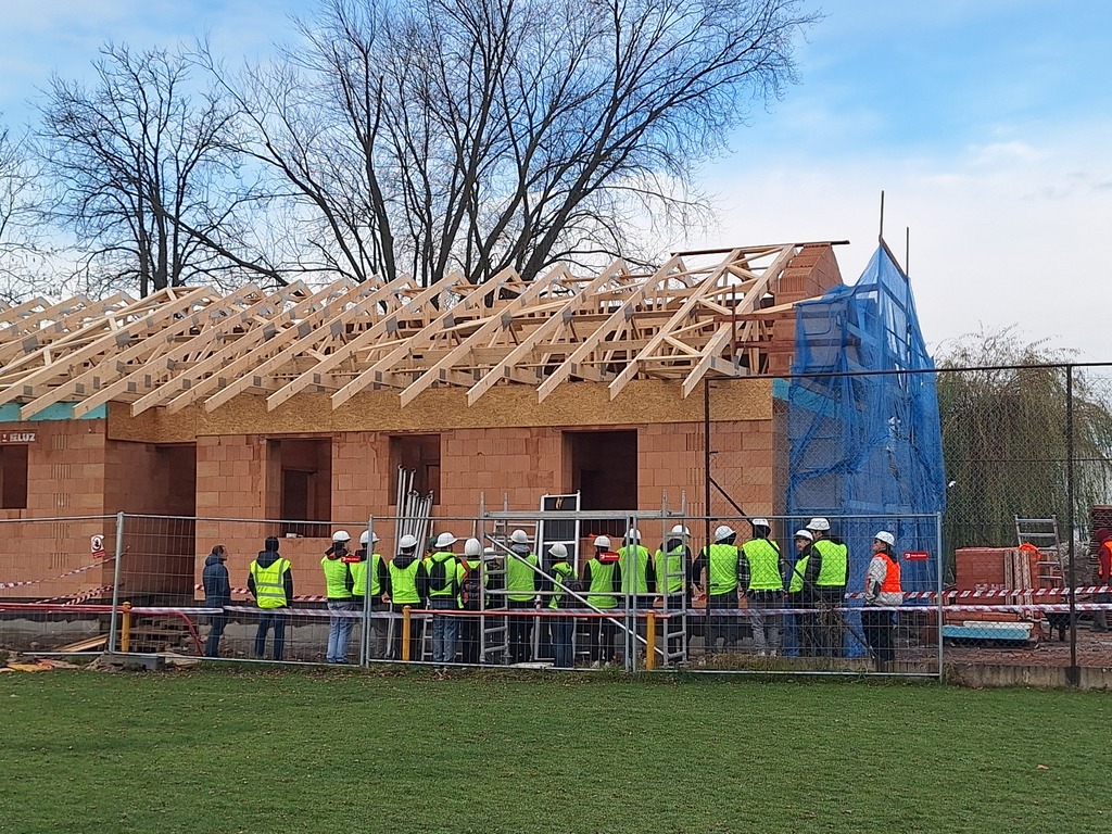 ZA STAVBOU „ZA KOMÍN“.