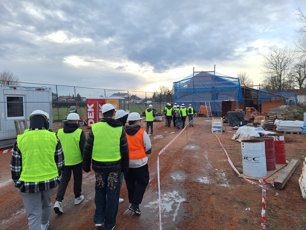 ZA STAVBOU „ZA KOMÍN“.