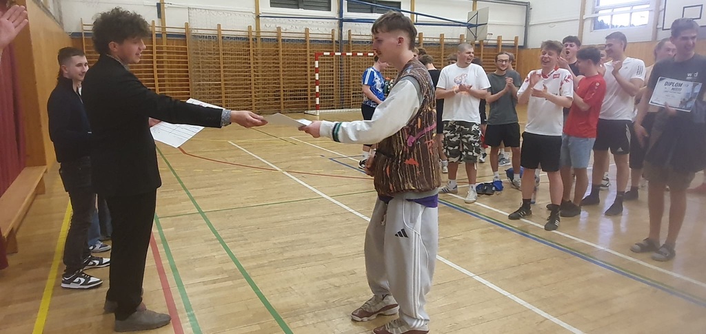 BAKERS OVLÁDLI PALUBOVKU:  REPORTÁŽ Z FUTSALOVÉHO TURNAJE NA VOŠ A SPŠ VOLYNĚ