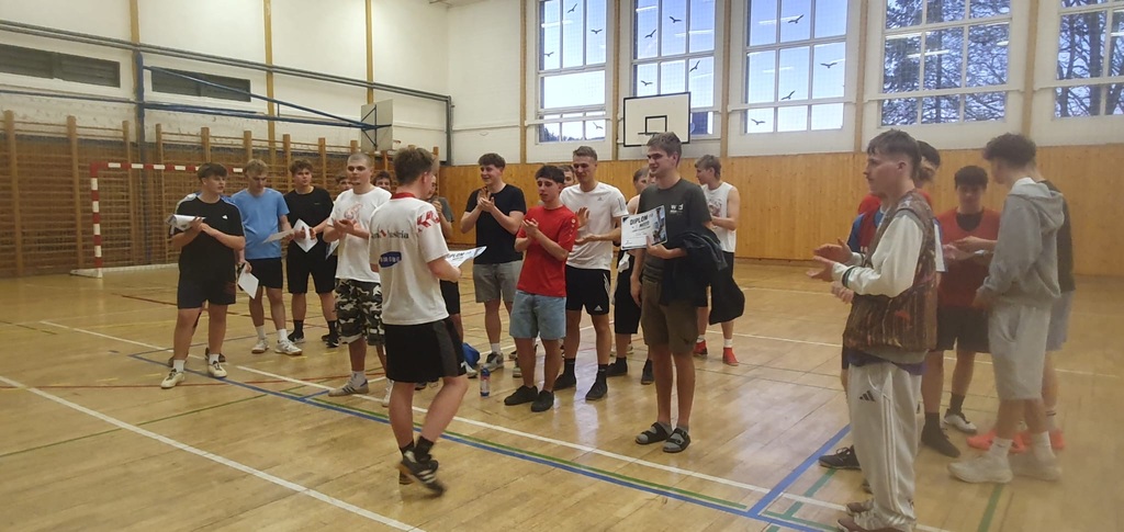 BAKERS OVLÁDLI PALUBOVKU:  REPORTÁŽ Z FUTSALOVÉHO TURNAJE NA VOŠ A SPŠ VOLYNĚ