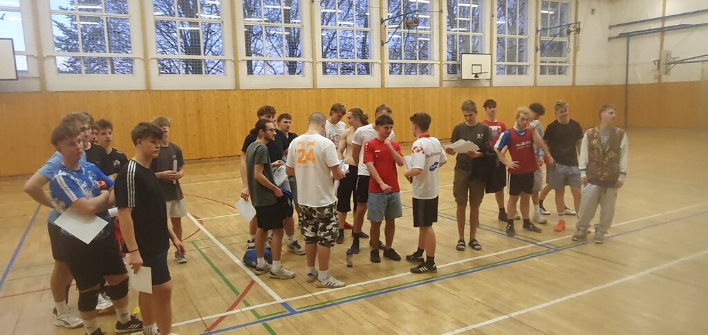 BAKERS OVLÁDLI PALUBOVKU:  REPORTÁŽ Z FUTSALOVÉHO TURNAJE NA VOŠ A SPŠ VOLYNĚ