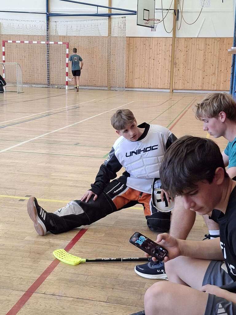 BAKERS OVLÁDLI PALUBOVKU:  REPORTÁŽ Z FUTSALOVÉHO TURNAJE NA VOŠ A SPŠ VOLYNĚ