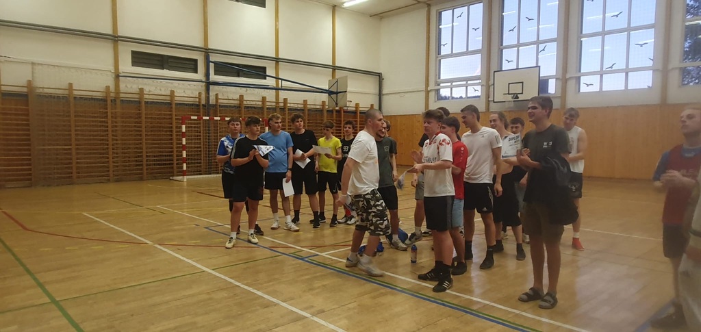 BAKERS OVLÁDLI PALUBOVKU:  REPORTÁŽ Z FUTSALOVÉHO TURNAJE NA VOŠ A SPŠ VOLYNĚ