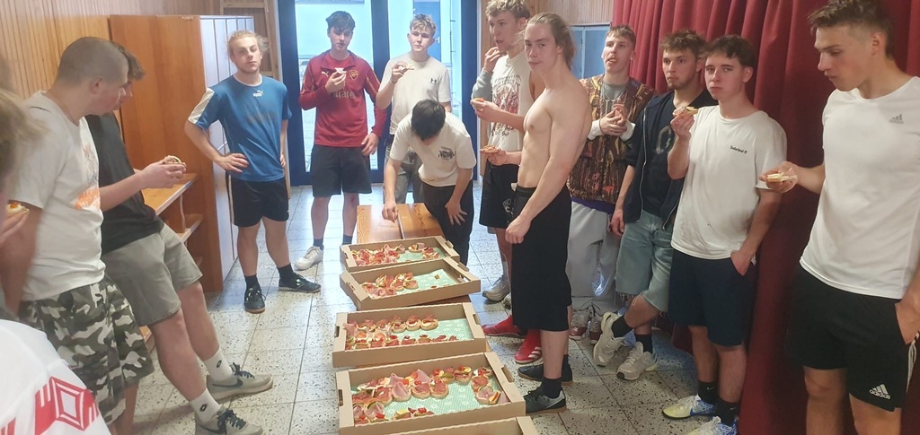 BAKERS OVLÁDLI PALUBOVKU:  REPORTÁŽ Z FUTSALOVÉHO TURNAJE NA VOŠ A SPŠ VOLYNĚ