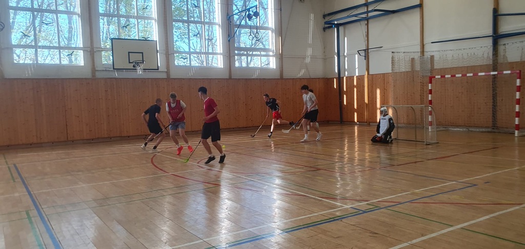BAKERS OVLÁDLI PALUBOVKU:  REPORTÁŽ Z FUTSALOVÉHO TURNAJE NA VOŠ A SPŠ VOLYNĚ