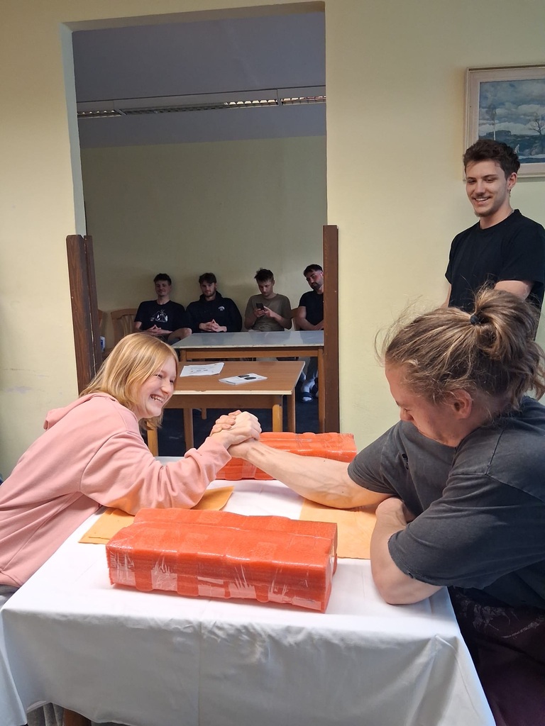 KLÁNÍ V PÁCE