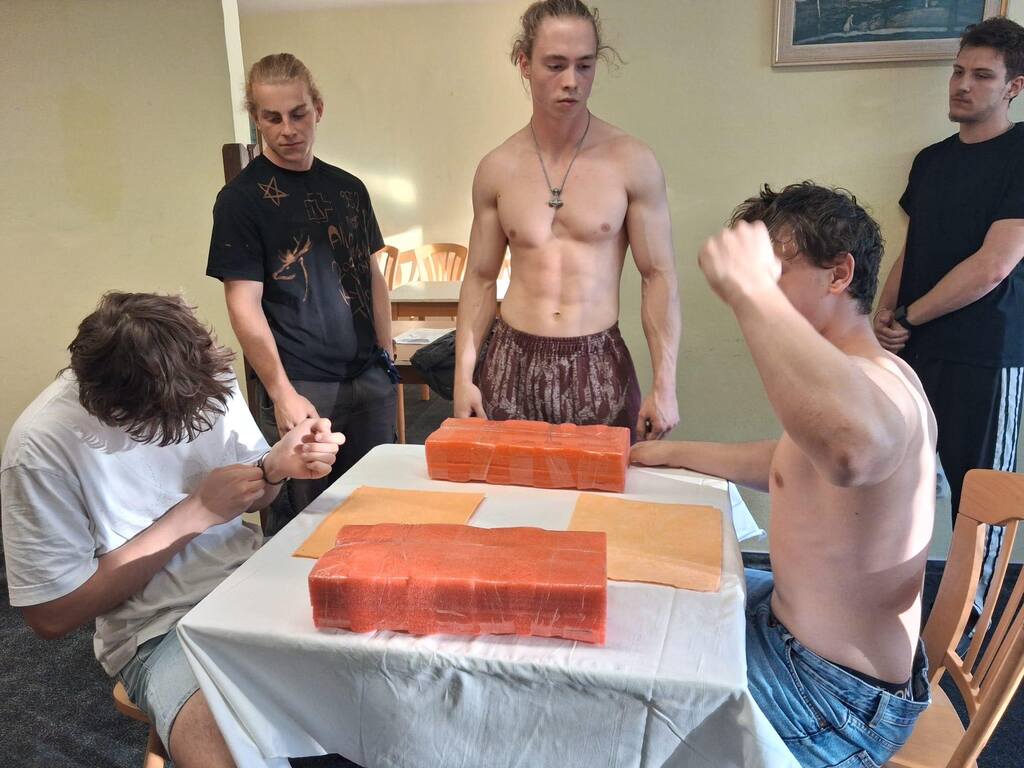 KLÁNÍ V PÁCE