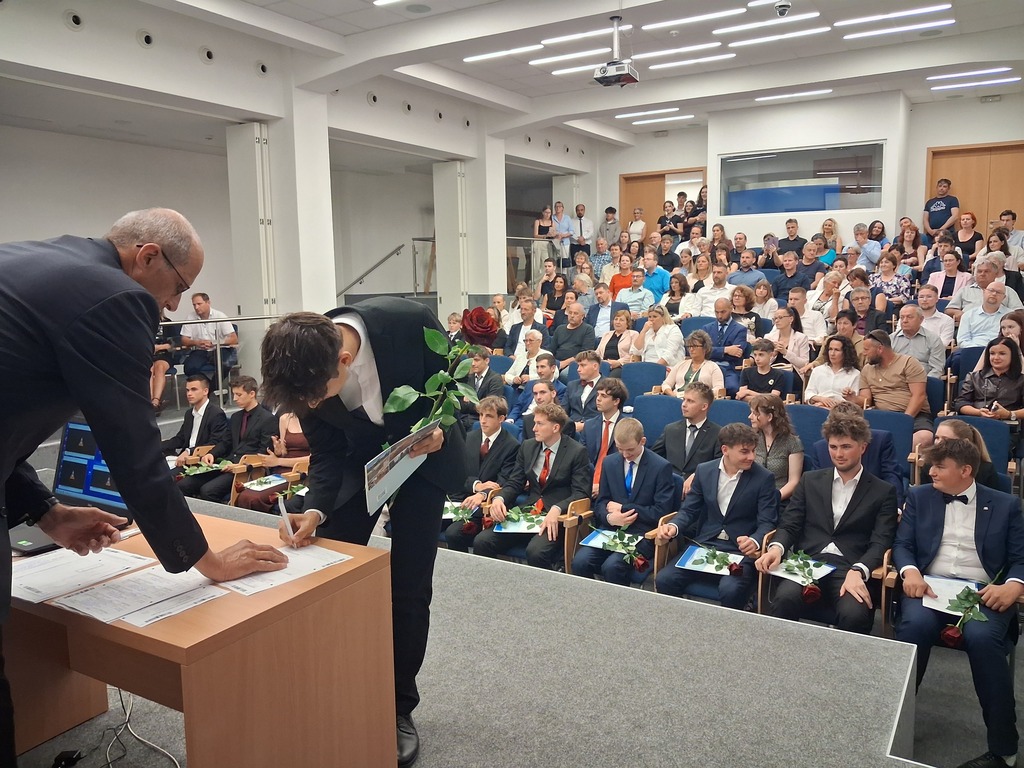 MATURANTI ZA DVEŘMI